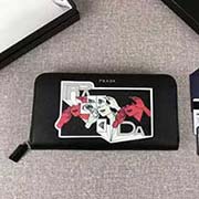 2018新漫畫印象系列PRADA男士單拉鏈錢包 專柜新款式 官網(wǎng)同步 2ML317 黑色漫畫印象 意大利高等原單十字紋牛皮質(zhì)感極好 融入漫畫元素的設(shè)計