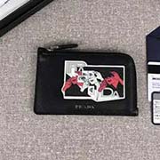 2018新漫畫印象系列PRADA男士卡片夾 專柜新款式 官網同步 2MC021 黑色漫畫印象 意大利高等原單十字紋牛皮質感極好 融入漫畫元素的設計 長13cm高8cm