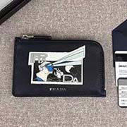 2018新漫畫印象系列PRADA男士卡片夾 專柜新款式 官網同步 2MC021 深藍漫畫印象 意大利高等原單十字紋牛皮質感極好 融入漫畫元素的設計 長13cm高8cm