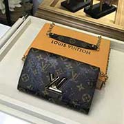 M63016 絲印黑花朵 藝術特色 Monogram帆布材質的TwistChain錢夾中融入歌舞伎貼紙元素 個性十足 風格百搭 錢夾既可手持 亦可借由其長包鏈挎于肩頭 19.0x12.5x2.5cm