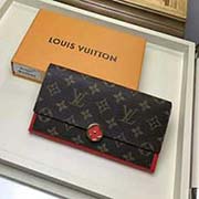 M64585 大紅 Flore錢夾以標志性Monogram帆布搭配五彩繽紛的小牛皮 呈現出清新明麗的外觀 裹有皮革的Monogram Flower飾釘風格柔美 為一大設計亮點