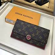 M64585 紫色 Flore錢夾以標志性Monogram帆布搭配五彩繽紛的小牛皮 呈現出清新明麗的外觀 裹有皮革的Monogram Flower飾釘風格柔美 為一大設計亮點