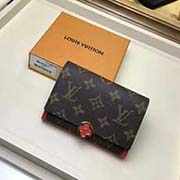 M64587 紅色 Flore短款錢夾以標志性Monogram帆布搭配五彩繽紛的小牛皮 呈現出清新明麗的外觀 裹有皮革的Monogram Flower飾釘風格柔美 為一大設計亮點 匯集多個實用元素 包