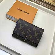 M64587 黑色 Flore短款錢夾以標志性Monogram帆布搭配五彩繽紛的小牛皮 呈現出清新明麗的外觀 裹有皮革的Monogram Flower飾釘風格柔美 為一大設計亮點 匯集多個實用元素 包