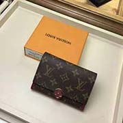 M64587 紫色 Flore短款錢夾以標志性Monogram帆布搭配五彩繽紛的小牛皮 呈現出清新明麗的外觀 裹有皮革的Monogram Flower飾釘風格柔美 為一大設計亮點 匯集多個實用元素 包