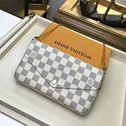 M63106Felicie手袋優雅華貴 內含兩個可脫卸口袋 是攜帶整理您的日常用品的時尚之選 它不僅僅是款錢夾 除去金色鏈條后 它還可以用作迷人的手包或小型手袋 21.0 x 11.0 x 2.0