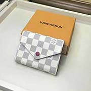 M58114 枚紅風格柔美而功能強大 小巧的Victorine錢夾是適宜隨身攜帶的上上之選 標志性Monogram帆布搭配多彩皮革內襯 風格時尚 而極為實用的設計確保信用卡與私人財物存放 取用便捷