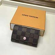 M60701設計小巧精致的鑰匙包 設有六個可系扣六把鑰匙的鎖扣 采用Monogram帆布制造 配襯手袋或公事包 既實用又美觀 10x7cm