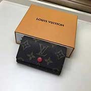 M60701紅色 設(shè)計(jì)小巧精致的鑰匙包 設(shè)有六個(gè)可系扣六把鑰匙的鎖扣 采用Monogram帆布制造 配襯手袋或公事包 既實(shí)用又美觀 10x7cm