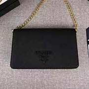 PRADA女士新款空姐包 可拆卸金屬鏈肩帶 磁扣扣合 一個帶有外鏡的小口袋 專柜新款式 官網同步 1BP012 黑色 意大利高等原單十字紋牛皮質感極好 原單進口厚金電鍍五金配件 用相同完成的金屬標