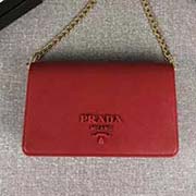 PRADA女士新款空姐包 可拆卸金屬鏈肩帶 磁扣扣合 一個帶有外鏡的小口袋 專柜新款式 官網(wǎng)同步 1BP012 大紅 意大利高等原單十字紋牛皮質(zhì)感極好 原單進口厚金電鍍五金配件 用相同完成的金屬標