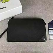 PRADA男士手包 經(jīng)典升級版 官網(wǎng)同步 2VF056 黑色邊角散字嘜 意大利高等原單十字紋牛皮質(zhì)感極好 內(nèi)里進(jìn)口專用布配納帕牛皮 原廠