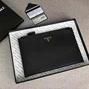 PRADA男士手包 專柜新款式 官網同步 2NG005 黑色三角嘜 意大利高等原單十字紋牛皮質感極好 內里進口羊皮 原單Lampo拉鏈 長28cm高18cm