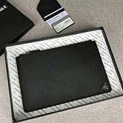 PRADA男士手包 專柜新款式 官網(wǎng)同步 2NG005 黑色邊角散字嘜 意大利高等原單十字紋牛皮質(zhì)感極好 內(nèi)里進(jìn)口羊皮 原單Lampo拉鏈 長28cm高18cm