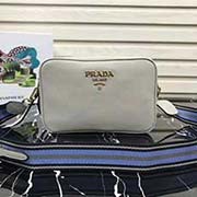 普拉達(dá)2018新款原單爆款 Prada摔紋小牛皮材質(zhì) 雙肩帶可調(diào)節(jié) 可拆卸皮革肩帶 可拆卸彩色織物肩帶 鍍金配件 金屬刻字微標(biāo) 兩個(gè)拉鏈隔層 Prada標(biāo)識(shí)襯里 對(duì)比專柜 1BH082 22X15X