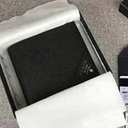 PRADA經典男士短款錢夾 四個卡位 一個零錢袋夾層 兩個大鈔位 官網同步 2M0738 黑色邊角散字嘜 意大利高等原單十字紋牛皮質感極好 長11cm高9.5cm