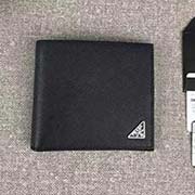 PRADA經(jīng)典爆款男士短款錢夾 八個卡位 兩個大鈔位 官網(wǎng)同步 2M0513 深藍(lán)三角嘜 意大利高等原單十字紋牛皮質(zhì)感極好 長11cm高9.5cm