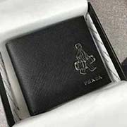 PRADA經典爆款男士短款錢夾 八個卡位 兩個大鈔位 官網同步 2M0513 黑色小公仔 意大利高等原單十字紋牛皮質感極好 長11cm高9.5cm