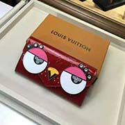 M60489 漆皮 SARAH 錢夾情人節(jié)主題設(shè)計(jì) 可愛(ài)的小鳥(niǎo)圖案搭配LV特色元素 為 由Monogram Vernis皮革裁制而成的Sarah錢夾增添趣味與活力 信封式構(gòu)造 巧妙的內(nèi)部設(shè)計(jì) 配有眾多