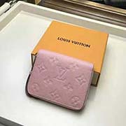 M60740 芭蕾粉 拉鏈零錢包為都市人提供了理想的選擇 包身精巧緊湊 可以用來裝零錢 信用卡和折疊起來的紙幣 即使身上的口袋小 也可輕松地將它放入 11 x 8 x 1 cm