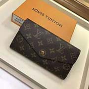 M62236 紅色 這款信封式錢夾以優雅的 Monogram 帆布制成 內部設計精巧獨特 擁有各種口袋和信用卡槽 19x10cm