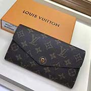 M60531 枚紅 這款信封式錢夾以優雅的 Monogram 帆布制成 內部設計精巧獨特 擁有各種口袋和信用卡槽 19x10cm