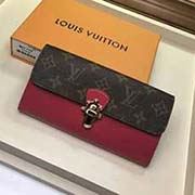M61719 枚紅 CHERRYWOOD錢夾 是皮革將技術創新和經典風格相結合 突出路易威登國際的存在 錢夾內部設計精巧獨特 擁有各種口袋和信用卡槽 19x10.5x3