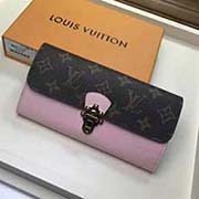 M61719 芭蕾粉 CHERRYWOOD錢夾 是皮革將技術創新和經典風格相結合 突出路易威登國際的存在 錢夾內部設計精巧獨特 擁有各種口袋和信用卡槽 19x10.5x3