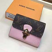 新品 M61911 漆皮芭蕾粉 CHERRYWOOD 短款錢夾 Cherrywood短款錢夾的特殊之處在于形似路易威登旅行箱鎖的搭扣 以及標志性Monogram帆布與柔滑漆面小牛皮的材質組合 凸顯時尚
