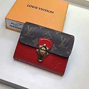 新品 M61911 漆皮大紅 CHERRYWOOD 短款錢夾 Cherrywood短款錢夾的特殊之處在于形似路易威登旅行箱鎖的搭扣 以及標志性Monogram帆布與柔滑漆面小牛皮的材質組合 凸顯時尚特