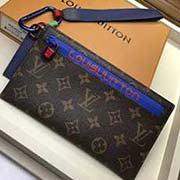 M63045 手袋套裝亮相2018春夏時裝展的新品 來自男裝藝術總監Kim Jones 充滿工藝質感的運動風格設計 配有D形環的Ribbon手袋和卡夾以Monogram帆布搭配Taiga皮革和彩色金屬