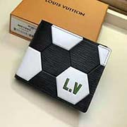 M61293 2018足球印花系列 精致柔軟的皮革是錢夾的理想材質 這款錢夾外型緊湊 卻擁有多個口袋和卡槽 可輕松放入任何衣袋 11.5X9cm