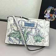 1ND008綠兔印圖 PRADA斜跨單包 官網同步 意大利高等壓紋牛皮質感極好走線 長22cm高13.5cm底寬4.5cm 米白皮綠兔	