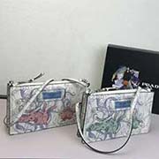  1ND008綠兔印圖 PRADA斜跨單包 官網同步 意大利高等壓紋牛皮質感極好走線 長22cm高13.5cm底寬4.5cm 米白皮粉兔