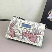  1ND009綠兔印圖 PRADA手拿包 官網同步 意大利高等壓紋牛皮質感極好走線 長19.5高11.7cm 米白皮粉兔