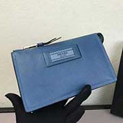  1ND009燙壓嘜頭 PRADA手拿包 官網(wǎng)同步 意大利高等壓紋牛皮質感極好走線 長19.5高11.7cm 鹿紋牛皮鈷藍