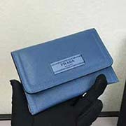  1ND009燙壓嘜頭 PRADA中夾名片小卡包 官網同