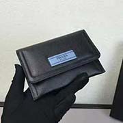  1ND009燙壓嘜頭 PRADA中夾名片小卡包 官網同步 意大利代工號85N內碼 意大利高等壓紋牛皮質感極好走線 長14.5高10cm 鹿紋牛皮黑色