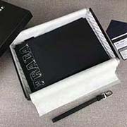 PRADA限量版手包 專柜新款式 官網同步 2NG005 黑色 意大利高等原單十字紋牛皮質感極好 內里進口羊皮 原單Lampo拉鏈 原單 特別的大字嘜設計凸顯個性 時尚 長28cmx高18cm