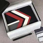 PRADA限量版男士手包 專柜新款式 官網(wǎng)同步 2NG005 黑色拼色字嘜 意大利高等原單十字紋牛皮質(zhì)感極好 內(nèi)里進(jìn)口羊皮 原單Lampo拉鏈 原單 復(fù)雜拼色設(shè)計(jì) 更加時(shí)尚獨(dú)特 長28cm高18cm