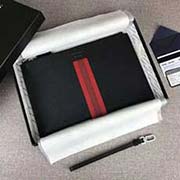 PRADA男士手包 專柜新款式 官網同步 2NG005 黑紅色彩帶字嘜 意大利高等原單十字紋牛皮質感極好 內里進口羊皮 原單Lampo拉鏈 原單 長28cm高18cm