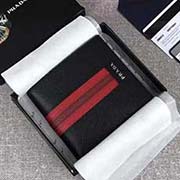 原單代買 PRADA男士短款錢夾 專柜新款式 官網同步 2M0513 黑紅色彩帶字嘜 意大利高等原單十字紋牛皮質感極好 長11cm高9.5cm