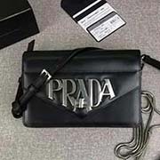 新款來襲 一見就會(huì)鐘情的包包 官網(wǎng)同步 1BD101 黑色 雙色啞面小牛皮 可拆卸金屬鏈?zhǔn)直?可拆卸可調(diào)式肩帶 銀色金屬配件 旋扣扣合 內(nèi)袋軟羊革襯里 大logo標(biāo)識(shí)個(gè)性時(shí)尚 鏈條手柄可手挽 單肩背時(shí)