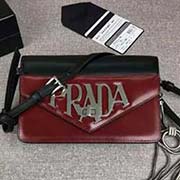 新款來襲 一見就會鐘情的包包 官網同步 1BD101 黑色酒紅 雙色啞面小牛皮 可拆卸金屬鏈手柄 可拆卸可調式肩帶 銀色金屬配件 旋扣扣合 內袋軟羊革襯里 大logo標識個性時尚 鏈條手柄可手挽 單肩