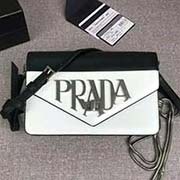 新款來襲 一見就會鐘情的包包 官網同步 1BD101 黑色白色 雙色啞面小牛皮 可拆卸金屬鏈手柄 可拆卸可調式肩帶 銀色金屬配件 旋扣扣合 內袋軟羊革襯里 大logo標識個性時尚 鏈條手柄可手挽 單肩