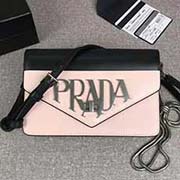 新款來襲 一見就會鐘情的包包 官網(wǎng)同步 1BD101 黑色淺粉 雙色啞面小牛皮 可拆卸金屬鏈?zhǔn)直?可拆卸 調(diào)式肩帶 銀色金屬配件 旋扣扣合 內(nèi)袋軟羊革襯里 大logo標(biāo)識個性時尚 鏈條手柄可手挽 單肩