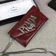 2018專柜新新款手包 官網同步 1MF175 酒紅 內碼236代工碼 意大利高等進口牛皮內里羊皮 開片珠 扭轉鎖扣 可拆卸金屬腕帶 獨特的銀色金屬大標識 背面拉鏈口袋 方便實用 高等時尚 什么場合