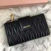 MIUMIU 專柜新系列錢包 5ML015 里外都是高等進(jìn)口小羊皮 經(jīng)典提花壓紋 內(nèi)里多層卡位 中間拉鏈小隔層 百元大鈔無(wú)須折疊 可直放 實(shí)用又時(shí)尚 size 16.5X9X3cm