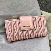 MIUMIU 專柜新系列錢包 5ML015 里外都是高等進口小羊皮 經典提花壓紋 內里多層卡位 中間拉鏈小隔層 百元大鈔無須折疊 可直放 實用又時尚 size 16.5X9X3cm