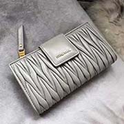 MIUMIU 專柜新系列錢(qián)包 5ML015 里外都是高等進(jìn)口小羊皮 經(jīng)典提花壓紋 內(nèi)里多層卡位 中間拉鏈小隔層 百元大鈔無(wú)須折疊 可直放 實(shí)用又時(shí)尚 size 16.5X9X3cm